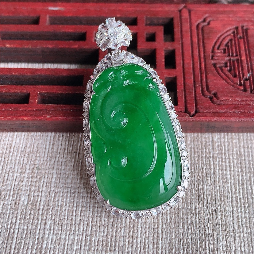 天然A货翡翠18K金伴钻镶嵌阳绿如意吊坠 
尺寸41.2-20.4-11裸石28.4-17mm 重量10.10g 0318