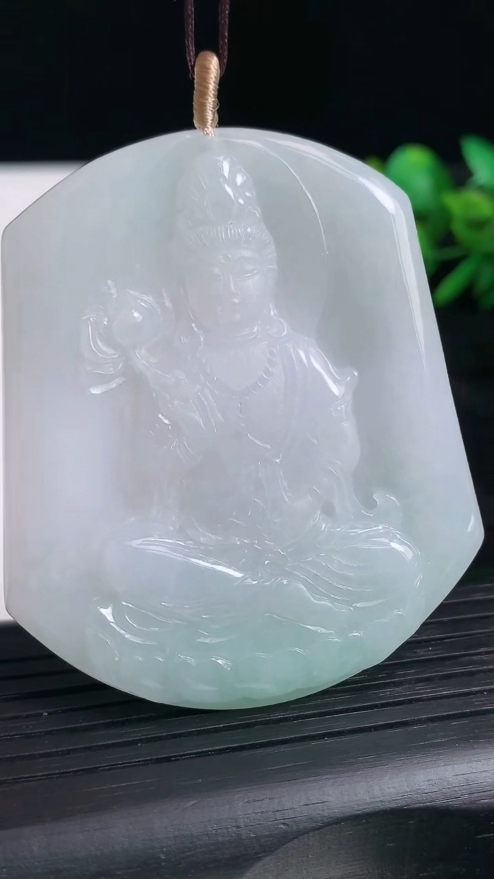 天然A货翡翠大势至菩萨吊坠尺寸59.8-51.2-5.3重量:33.41g
3月20日