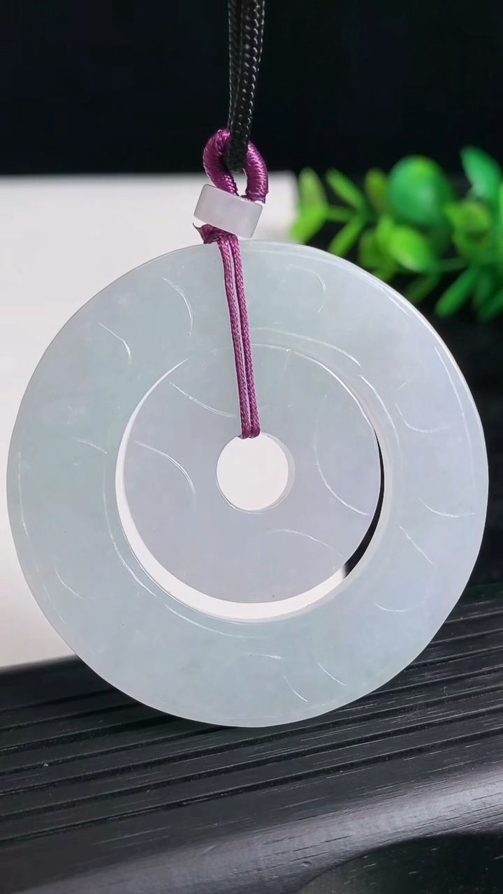 天然A货翡翠紫罗兰母子平安扣吊坠尺寸51.3-2.9重量:24.36g
3月21日