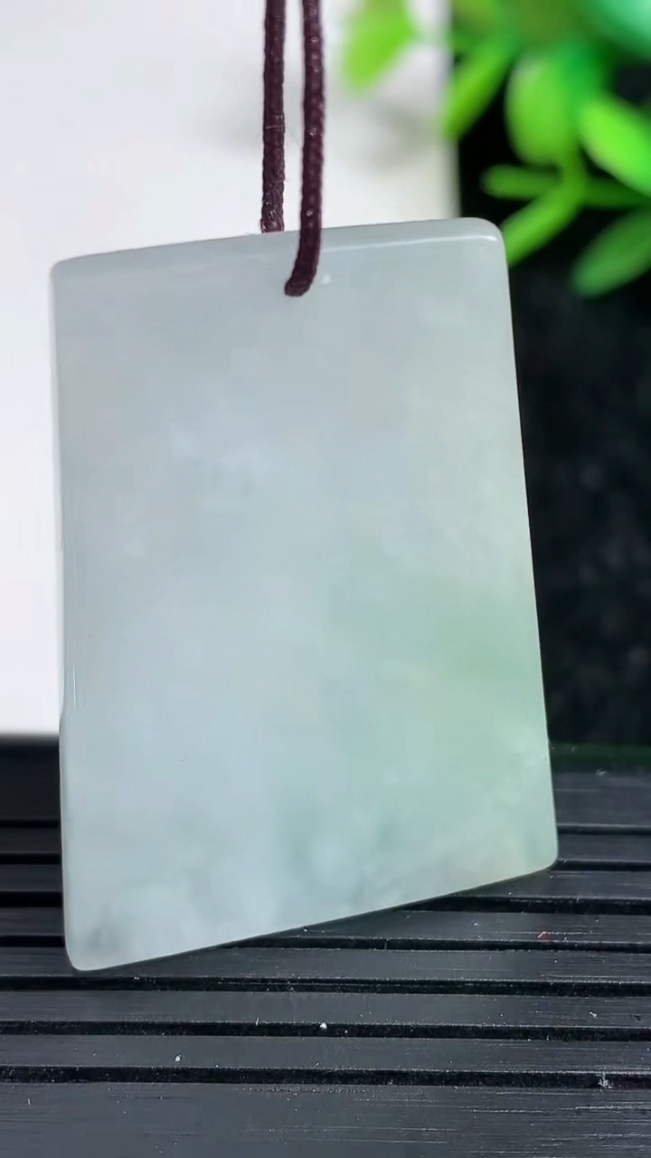 天然A货翡翠无事牌镶嵌件，尺寸35.8-26-3，重:8.97g
3月20日