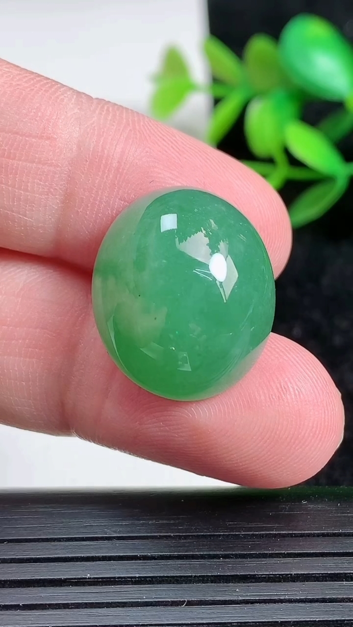 天然A货翡翠蛋面镶嵌件，尺寸21.2-18-10.5，重:6.25g
3月20日