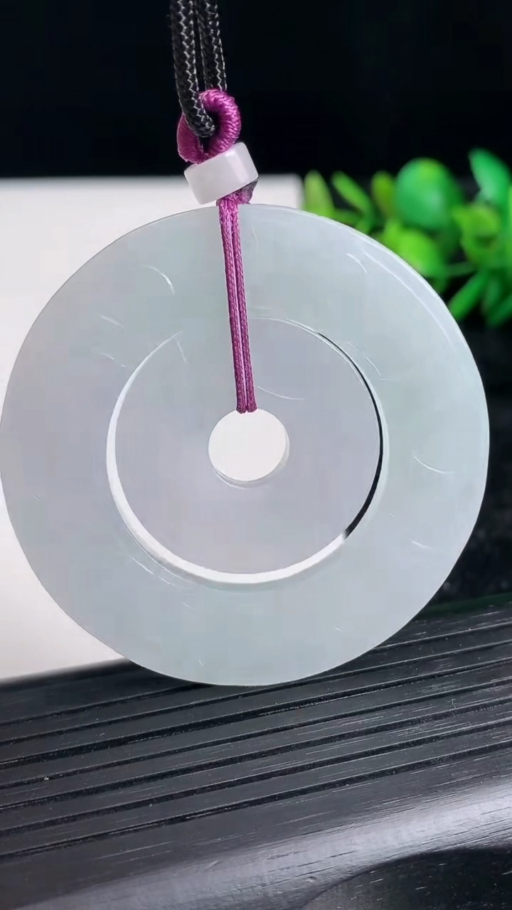 天然A货翡翠紫罗兰母子平安扣吊坠尺寸51.3-2.9重量:24.36g
3月21日