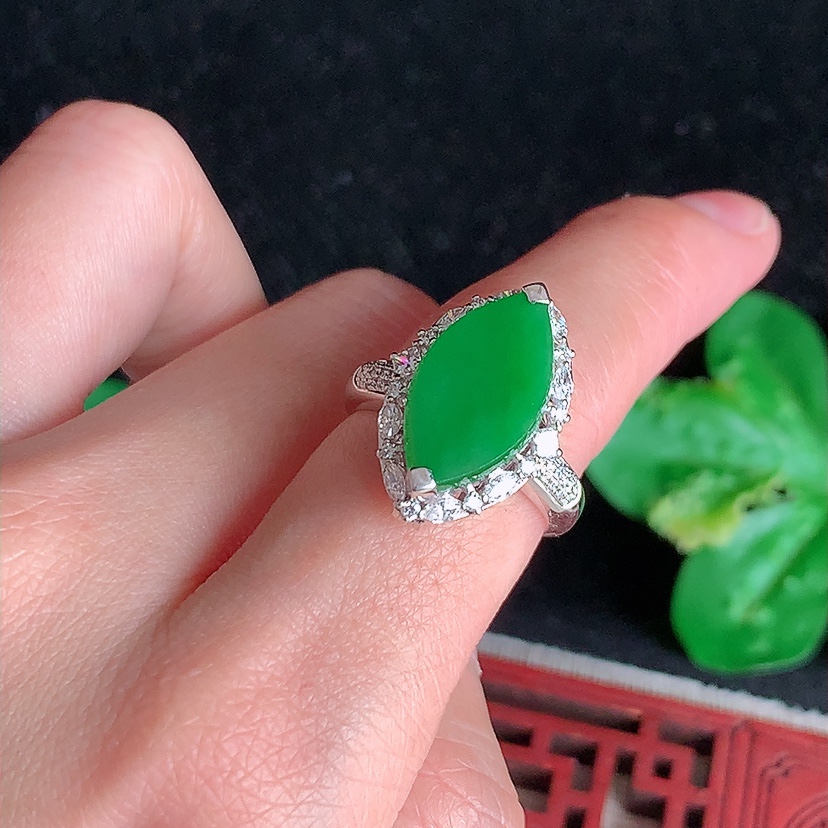 天然A货翡翠天然A货翡翠18K金伴钻镶嵌阳绿水滴戒指 圈口17.3裸石
尺寸17.7-9.3mm 重量6.08g 0318