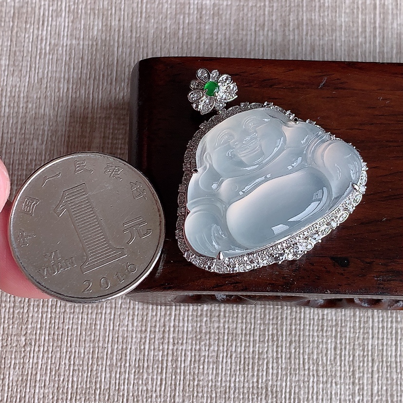 天然A货翡翠18K金伴钻镶嵌白月光佛公吊坠 
尺寸34-32.4-10.7裸石20.4-29.5mm 重量11.38g 0318