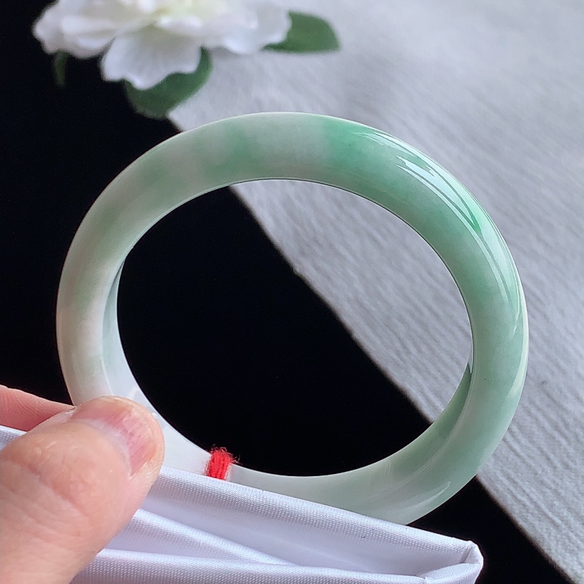 天然A货翡翠飘绿正装正圈手镯52-53小圈口  
尺寸52.5-12-7.7mm 0318