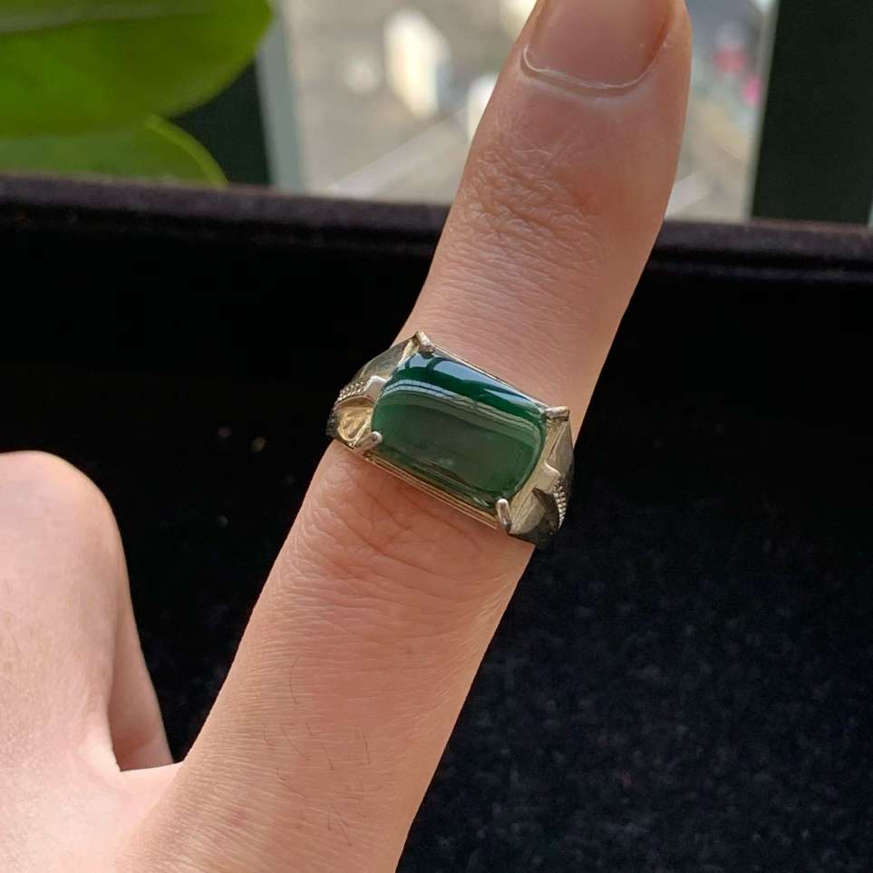 A货天然翡翠冰糯种925银满绿戒指活口重量3.05
3月20日