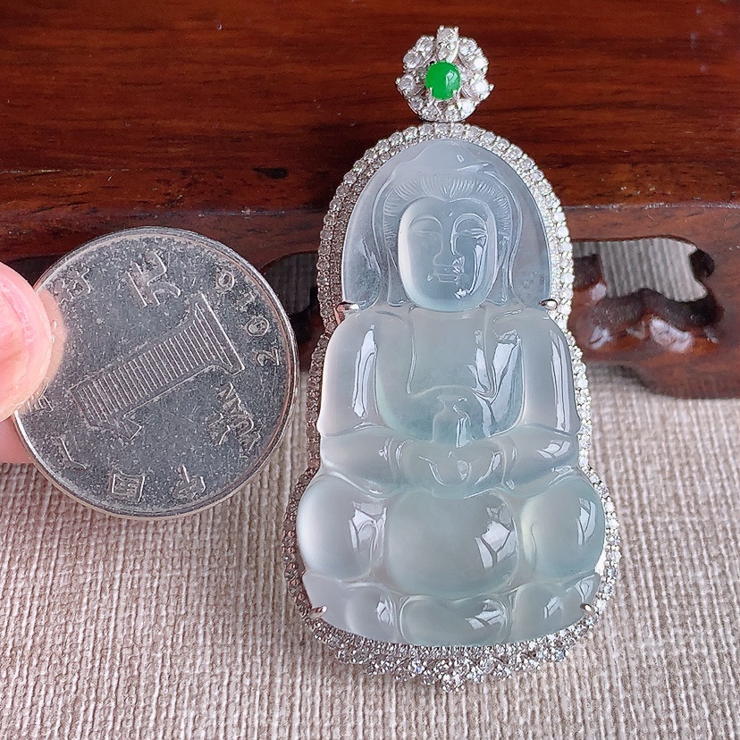 天然A货翡翠18K金伴钻镶嵌白月光正装观音吊坠 
尺寸54.8-27.4-10.4裸石41-24.6mm 重量12.80g 0318