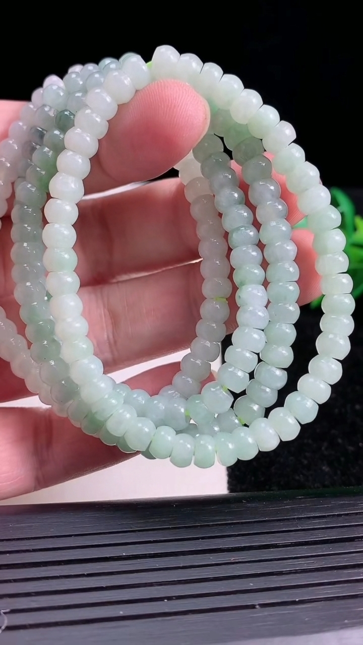 天然A货翡翠算盘珠手串四条，尺寸5.5-47颗，重:11.87g3月20日
工厂直销收藏佳品,种好水足，色泽均匀，有种有色，上手高大气！