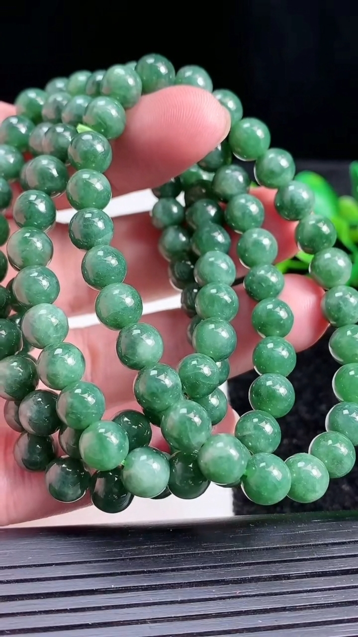 天然A货翡翠圆珠手串四条，尺寸7-26颗，重:16.21g3月20日
工厂直销收藏佳品,种好水足，色泽均匀，有种有色，上手高大气！