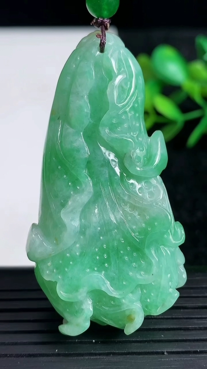 天然A货翡翠白菜吊坠，尺寸58-30.5-12.5，重:42.69g
3月20日