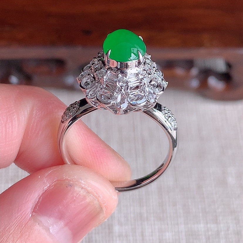 天然A货翡翠18K金伴钻镶嵌阳绿蛋面戒指 圈口17.2裸石
尺寸7.7-6mm 重量4.05g 0318