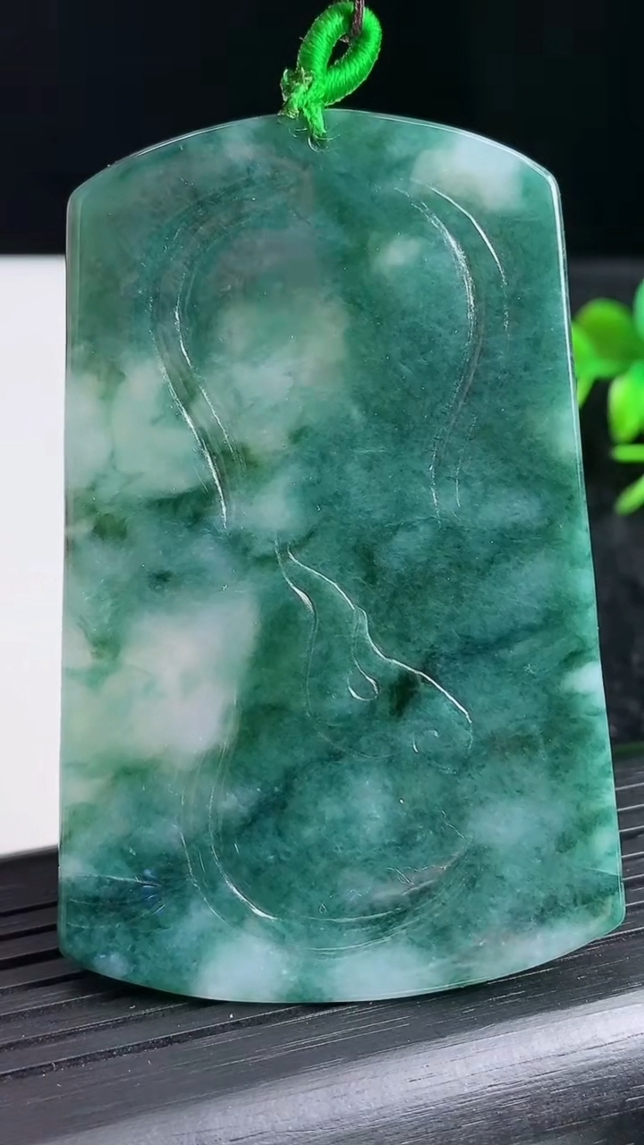 天然A货翡翠飘花御龙财神爷吊坠尺寸67.4-43.5-4.2重量:33.02g
3月20日