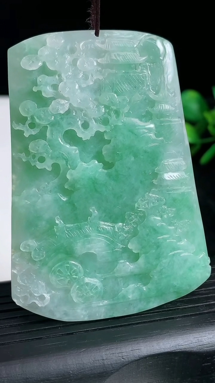 天然A货翡翠山水牌吊坠尺寸69.3-50.6-6.6重量:55.51g
3月20日