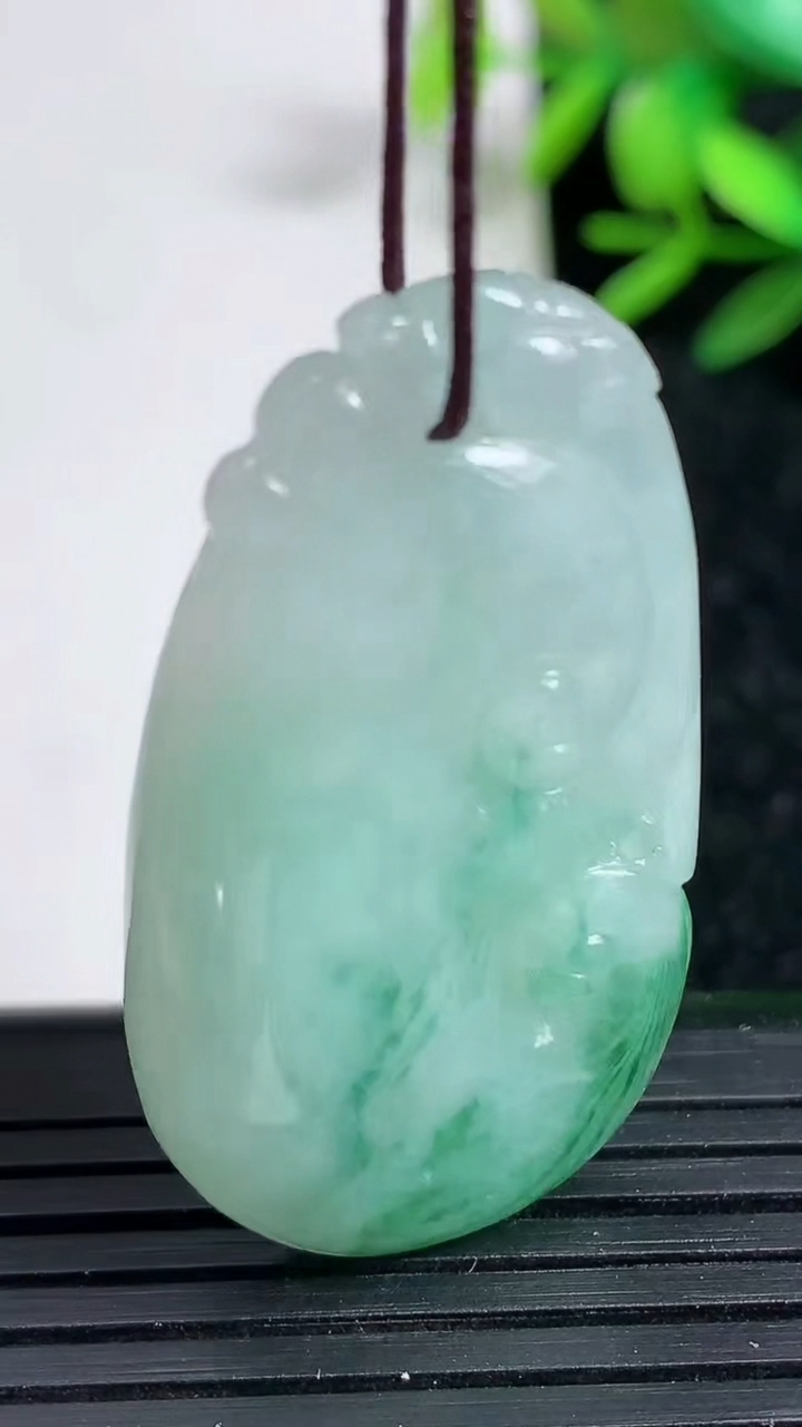 天然A货翡翠飘花如意吊坠，尺寸40.6-22.6-5.3，重:10.22g
3月20日