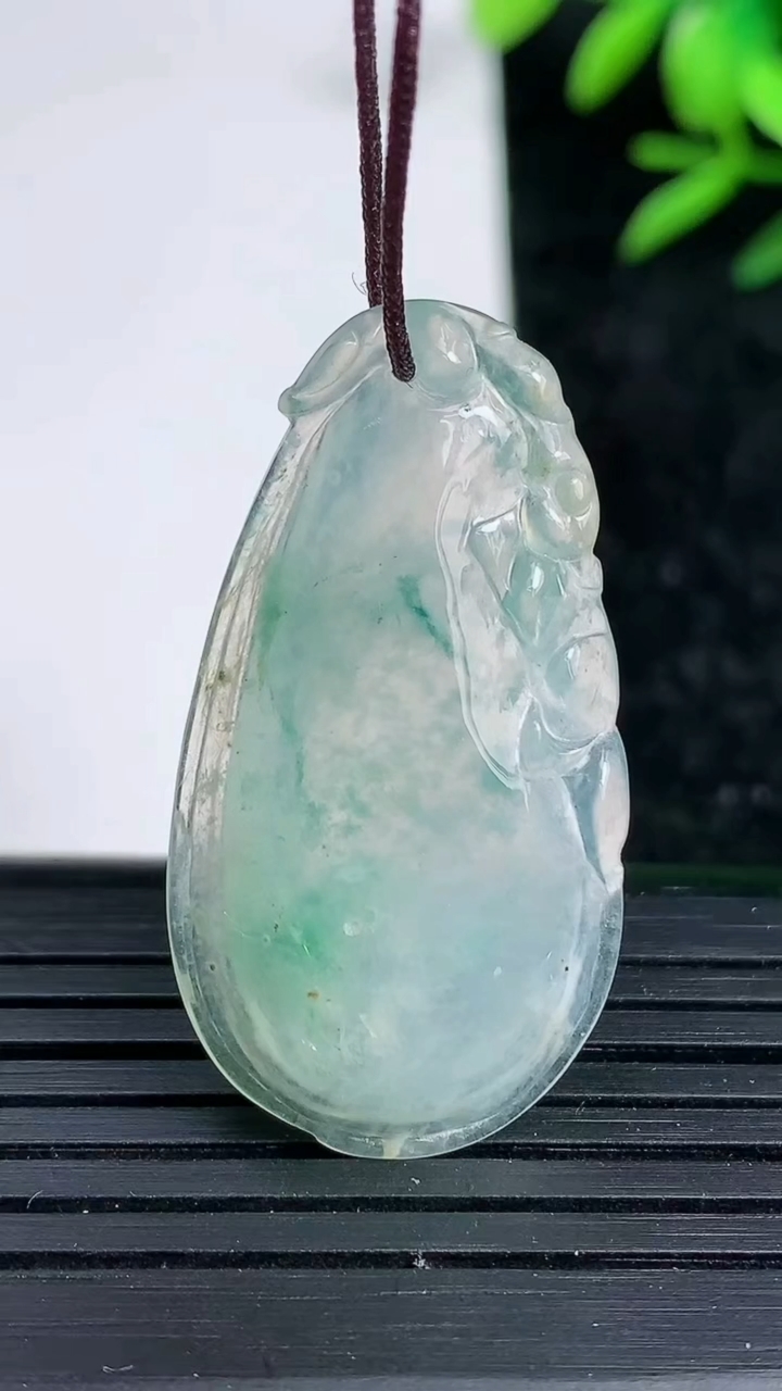 天然A货翡翠飘花福瓜吊坠，尺寸25.8-19.2-4.5，重:5.22g
3月20日