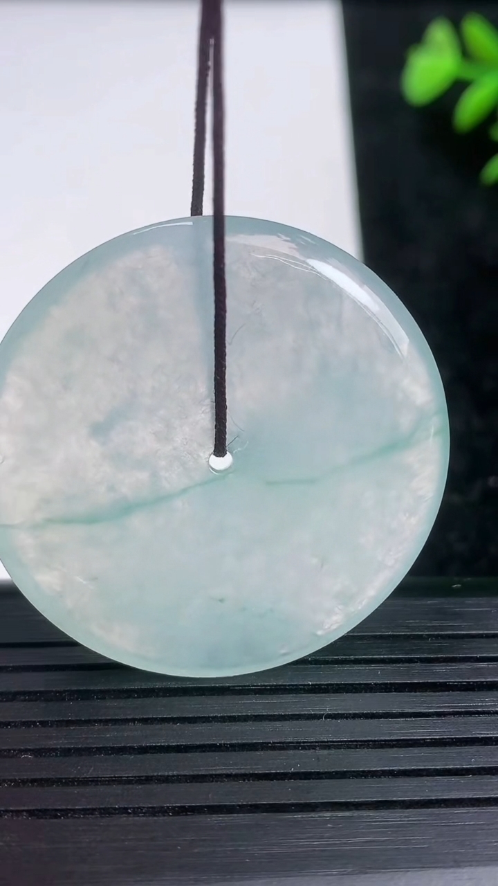 天然A货翡翠冰种飘花平安扣吊坠尺寸37.1-5重量:16.42g
3月21日