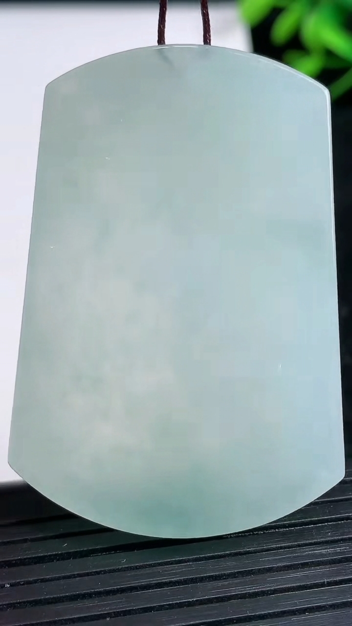 天然A货翡翠无事牌镶嵌件尺寸50.8-34.2-5.2重量:29.77g
3月21日