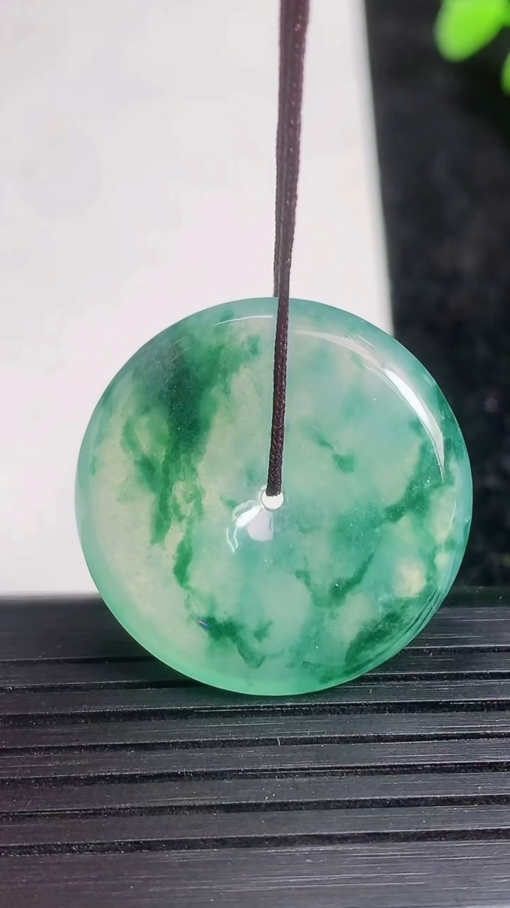 天然A货翡翠种飘花平安扣吊坠尺寸27.8-5.6重量:9.87g
3月21日