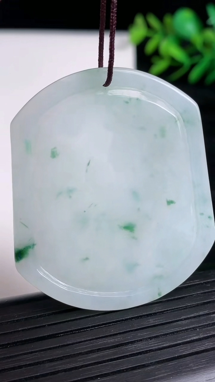 天然A货翡翠飘花生肖鸡吊坠尺寸49.5-42.2-3.7重量:20.59g
3月21日