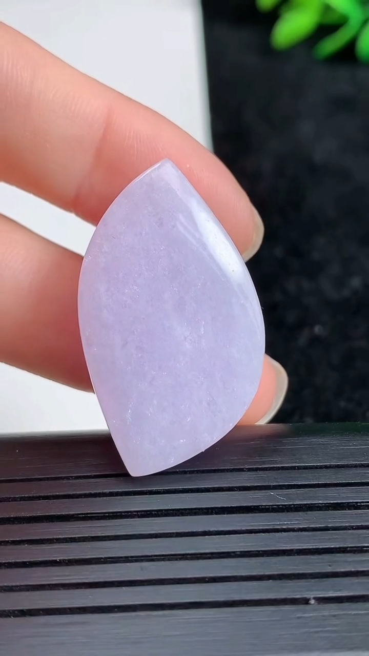 天然A货翡翠紫罗兰随形镶嵌件尺寸32.4-18.1-9.8重量:9.80g
3月21日