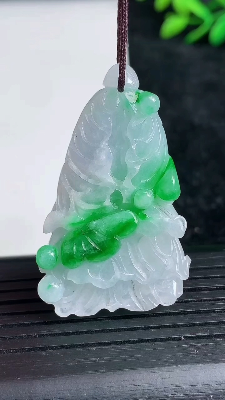 天然A货翡翠白菜吊坠尺寸42.3-26.3-11.8重量:17.39g
3月21日