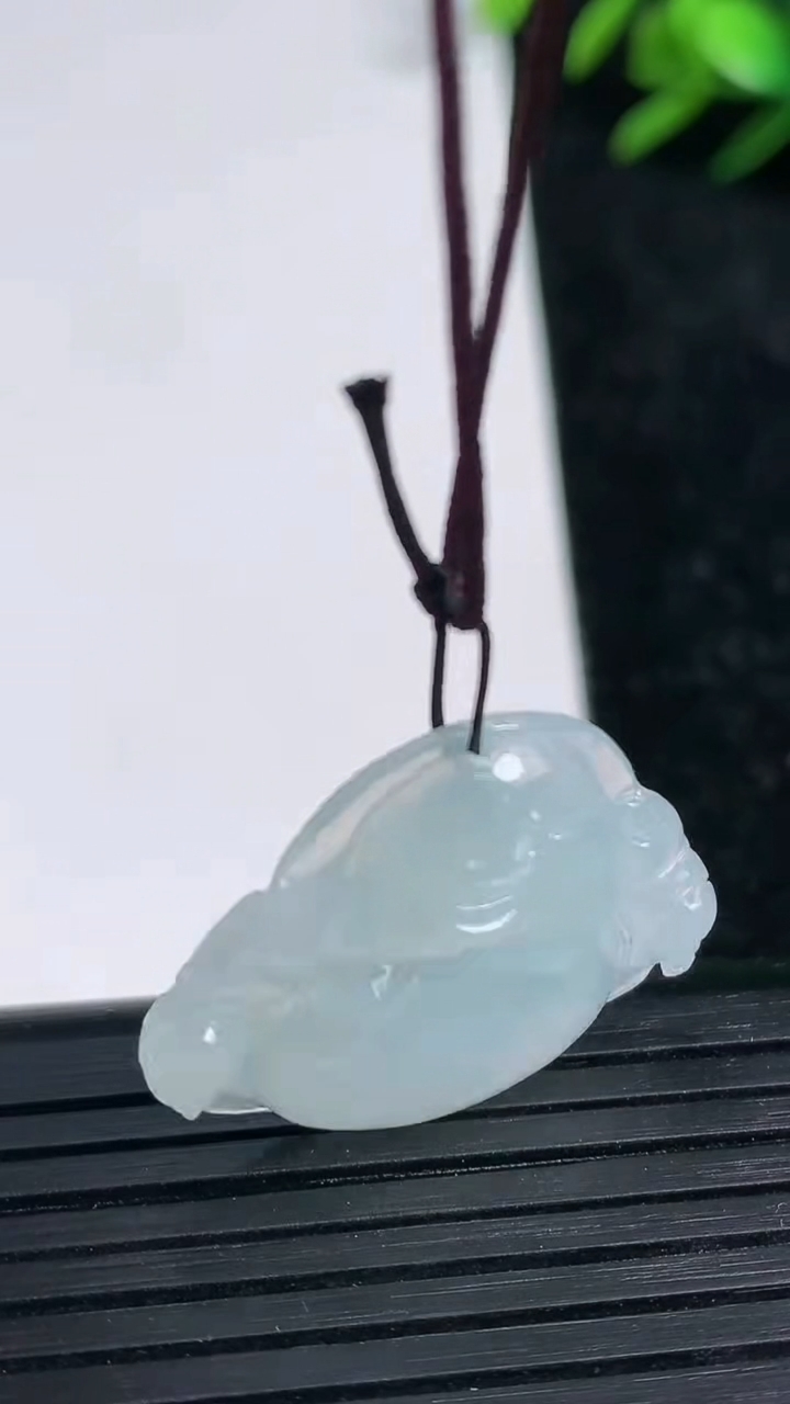 天然A货翡翠佛公吊坠尺寸23.6-27.4-3.9重量:4.40g
3月21日