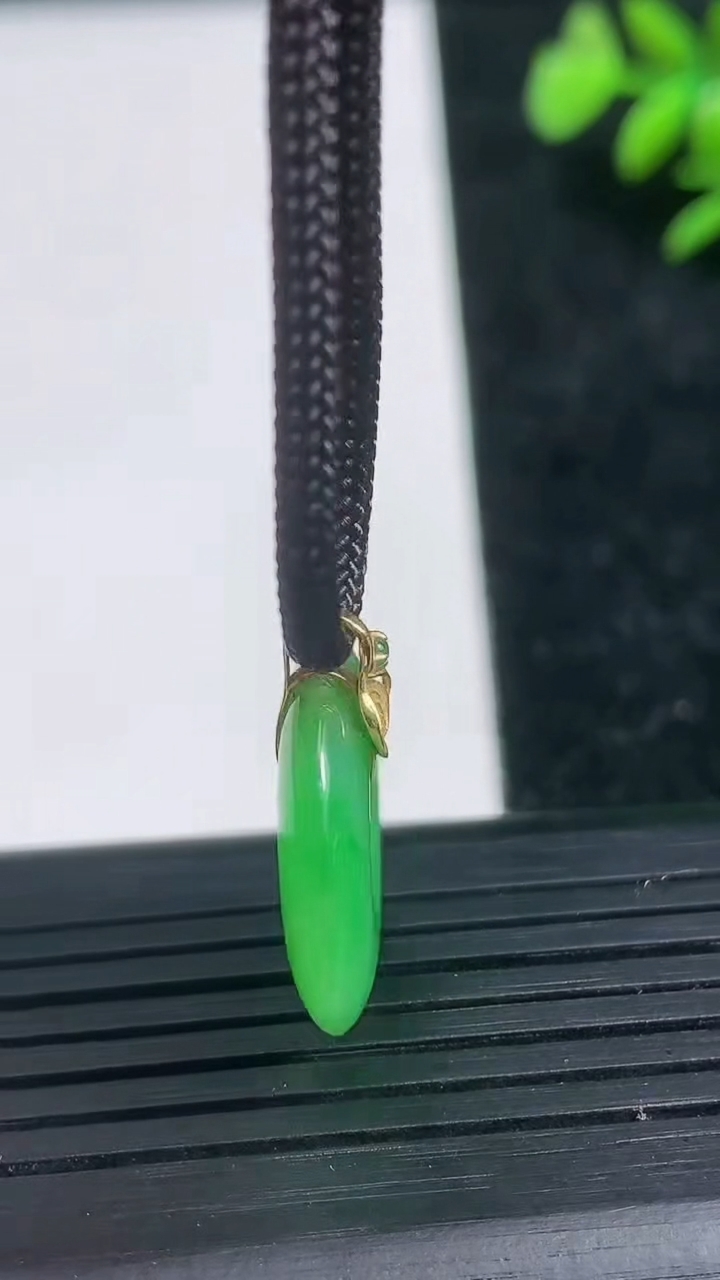 天然A货翡翠平安扣吊坠尺寸18.7-3.6重量:3.22g
3月21日