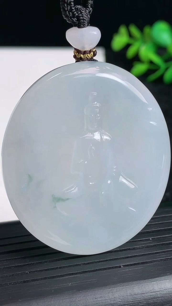 天然A货翡翠种飘花观音菩萨吊坠尺寸50.4-45.8-7.6重量:46.47g
3月21日