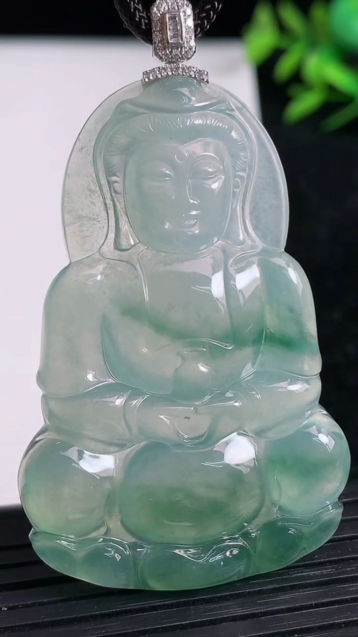 天然A货翡翠观音菩萨吊坠尺寸53.5-35.5-4.4重量:17.14g
3月21日