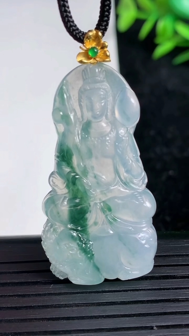 天然A货翡翠种飘花文殊菩萨吊坠尺寸42.7-22.8-4.8重量:8.39g
3月21日
