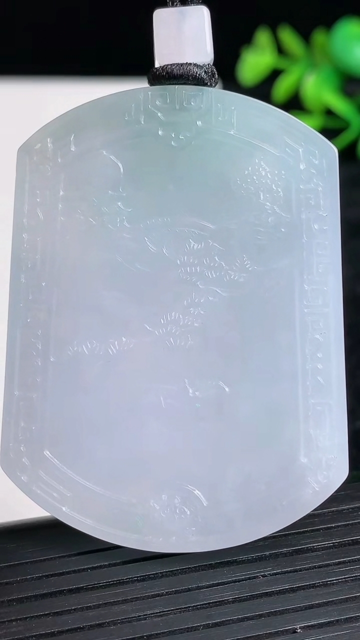 天然A货翡翠山水牌吊坠尺寸52.2-40-5.3重量:33.84g
3月21日