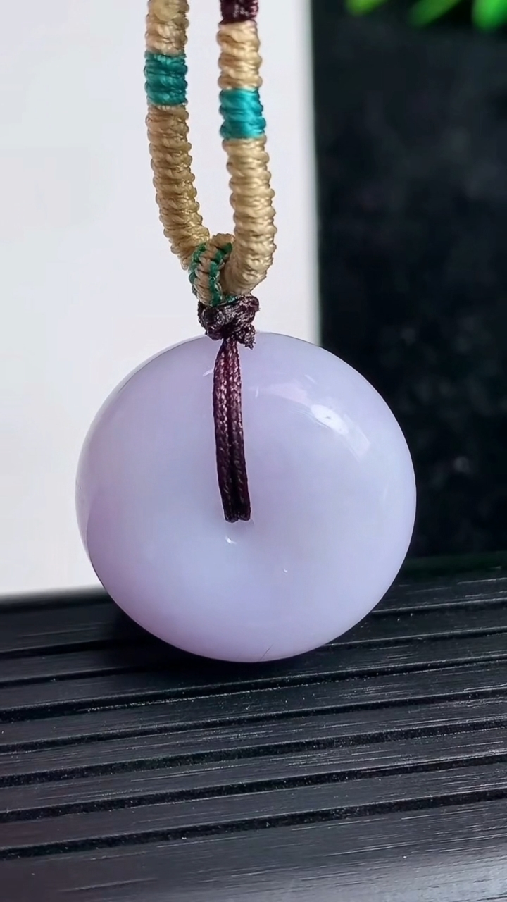 天然A货翡翠紫罗兰平安扣吊坠尺寸22.6-12.2重量:15.80g
3月21日