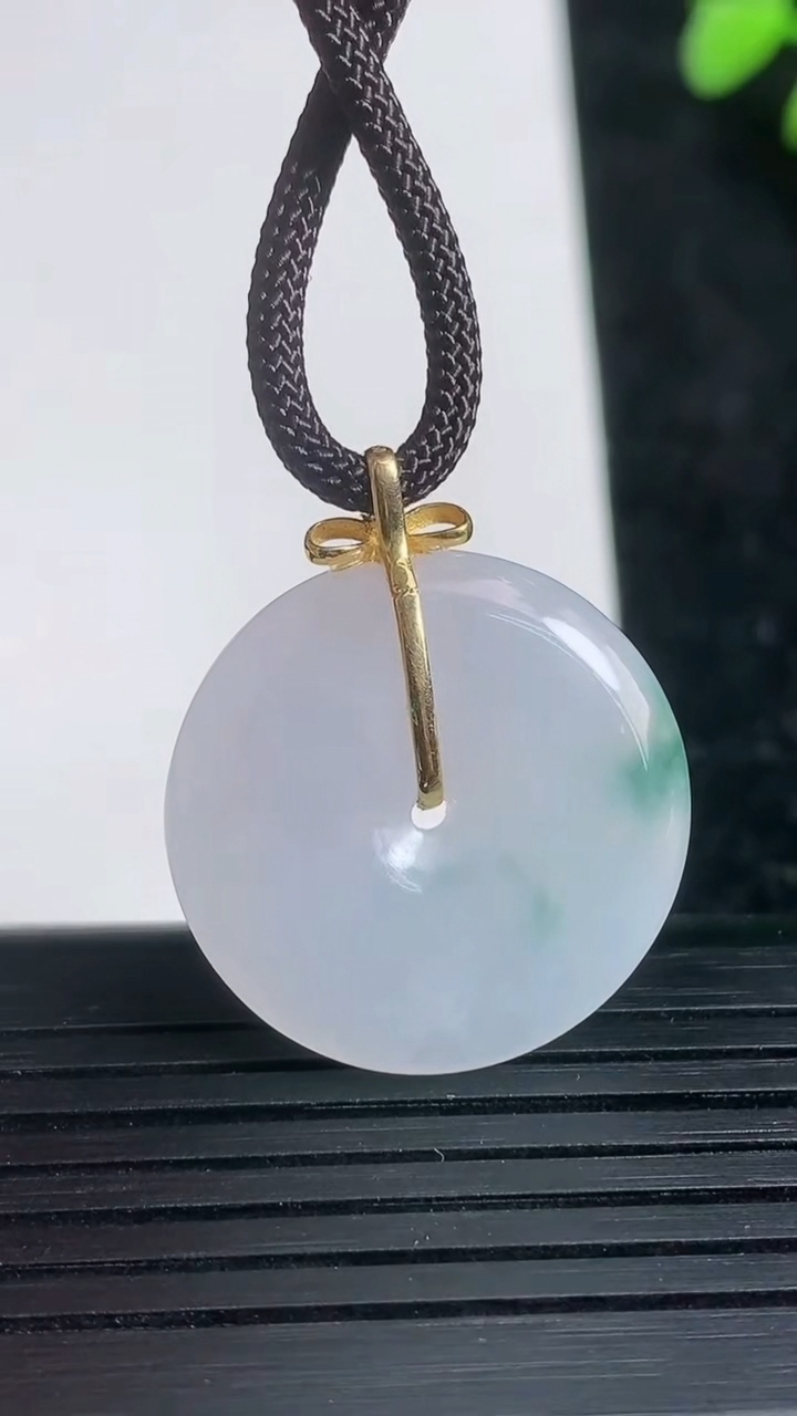 天然A货翡翠18K金飘花平安扣吊坠尺寸23.7-4.9重量:6.65g
3月21日