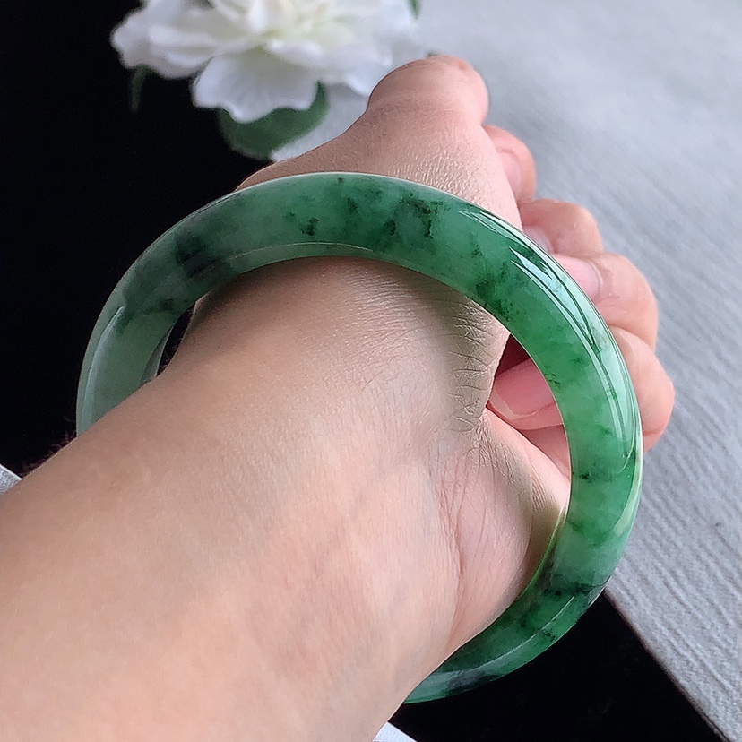 天然A货翡翠满绿辣绿正装正圈手镯56-57圈口 
尺寸56-13.2-8.5mm 0318