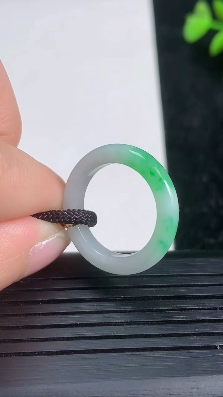 天然A货翡翠指环戒指尺寸16.4-3.4-2.9重量:2.27g2026年3月21日
工厂直销收藏佳