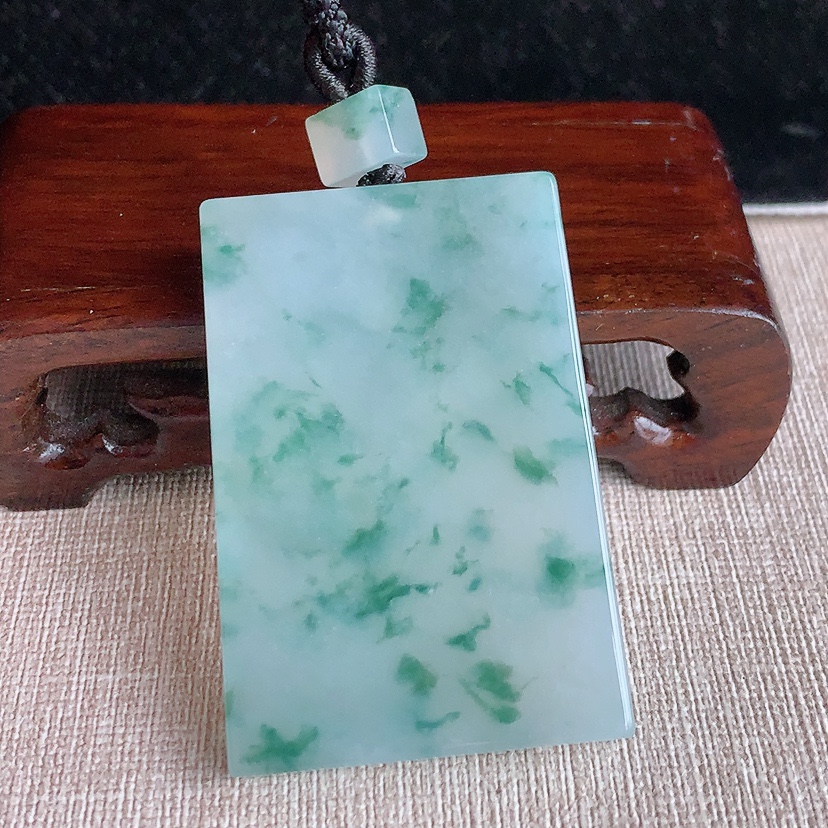 天然A货翡翠飘花无事牌吊坠 
尺寸53-35.6-5.8mm 重量40.44g 0320