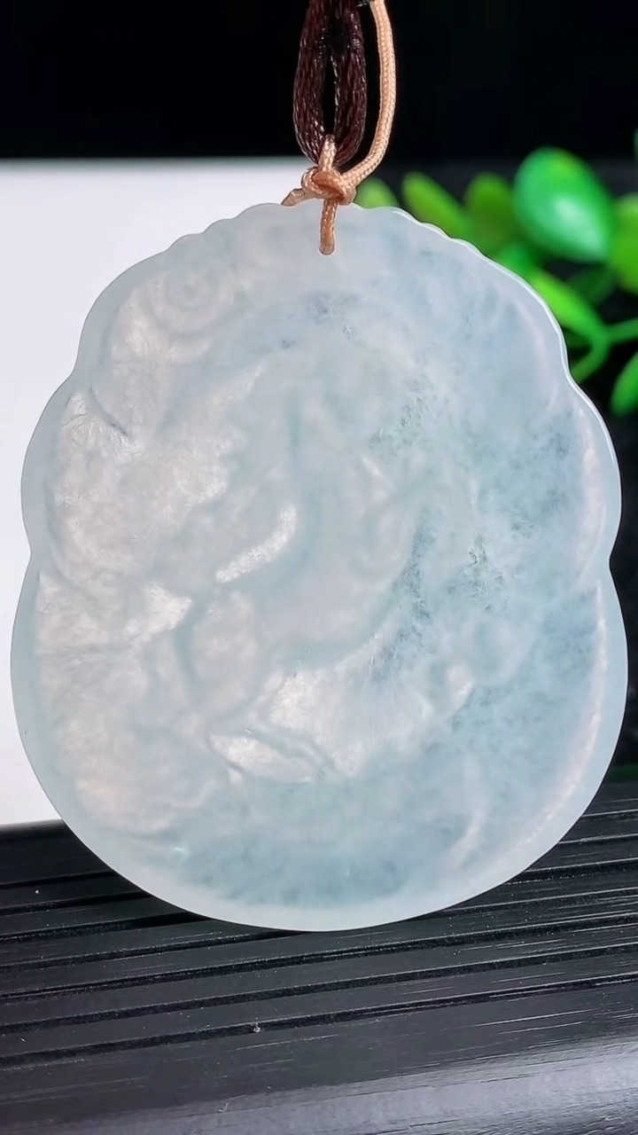 天然A货翡翠种白冰生肖马吊坠尺寸51.2-43-5重量:26.14g
3月21日