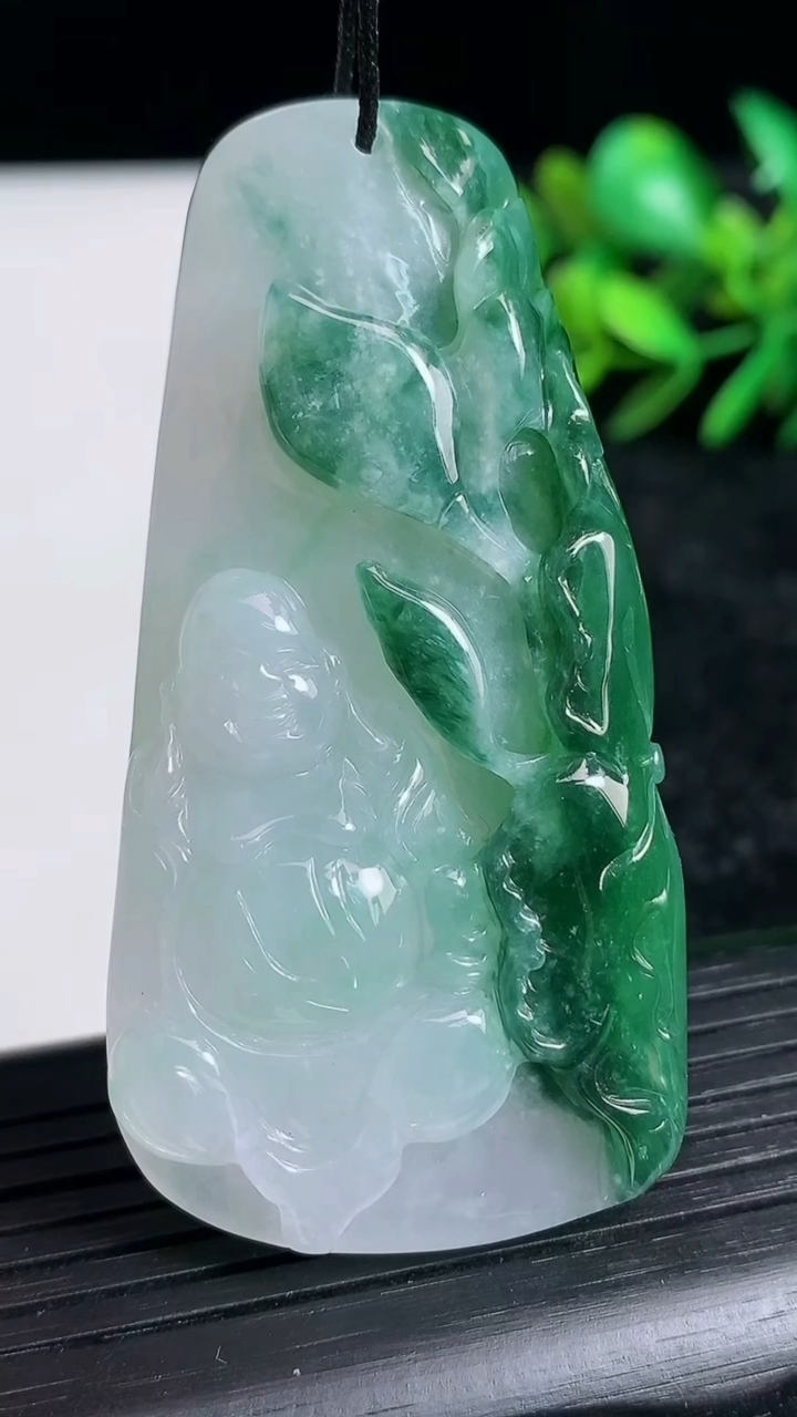天然A货翡翠逍遥佛吊坠尺寸61.8-31-8.6重量:34.65g
3月21日
