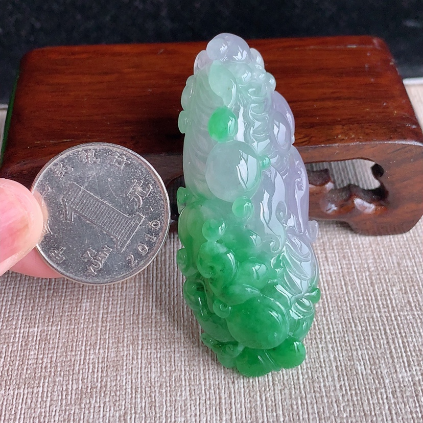 天然A货翡翠春带彩紫罗兰飘绿白菜吊坠  
尺寸60-23.3-15mm 重量34.12g 0320