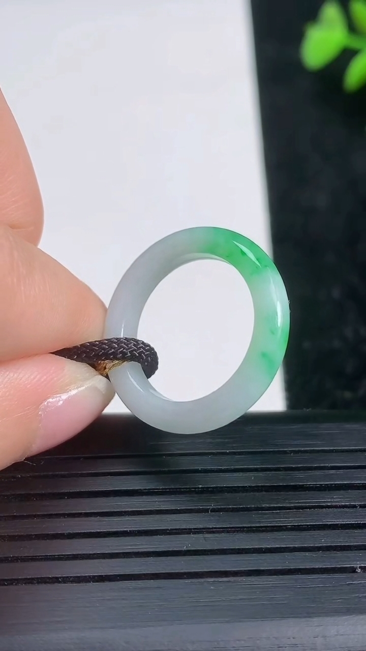 天然A货翡翠指环戒指尺寸16.4-3.4-2.9重量:2.27g2026年3月21日
工厂直销收藏佳品,种好水足，色泽均匀，有种有色，上手高大气！