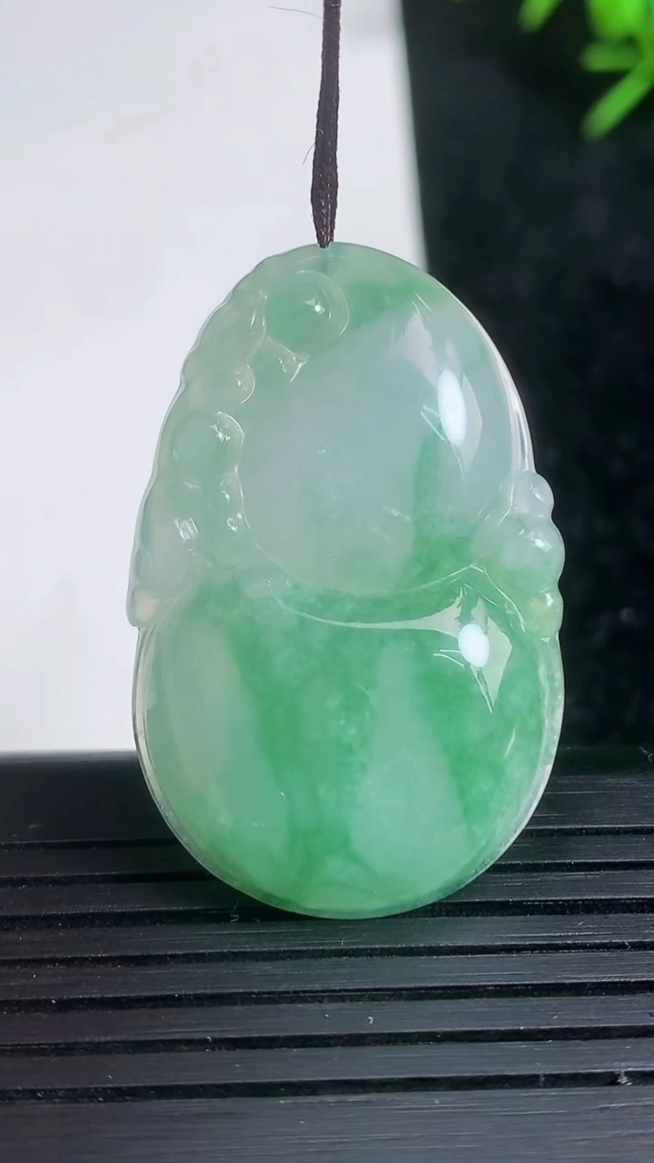 天然A货翡翠葫芦吊坠尺寸37.6-23.9-5.5重量:9.48g
3月21日