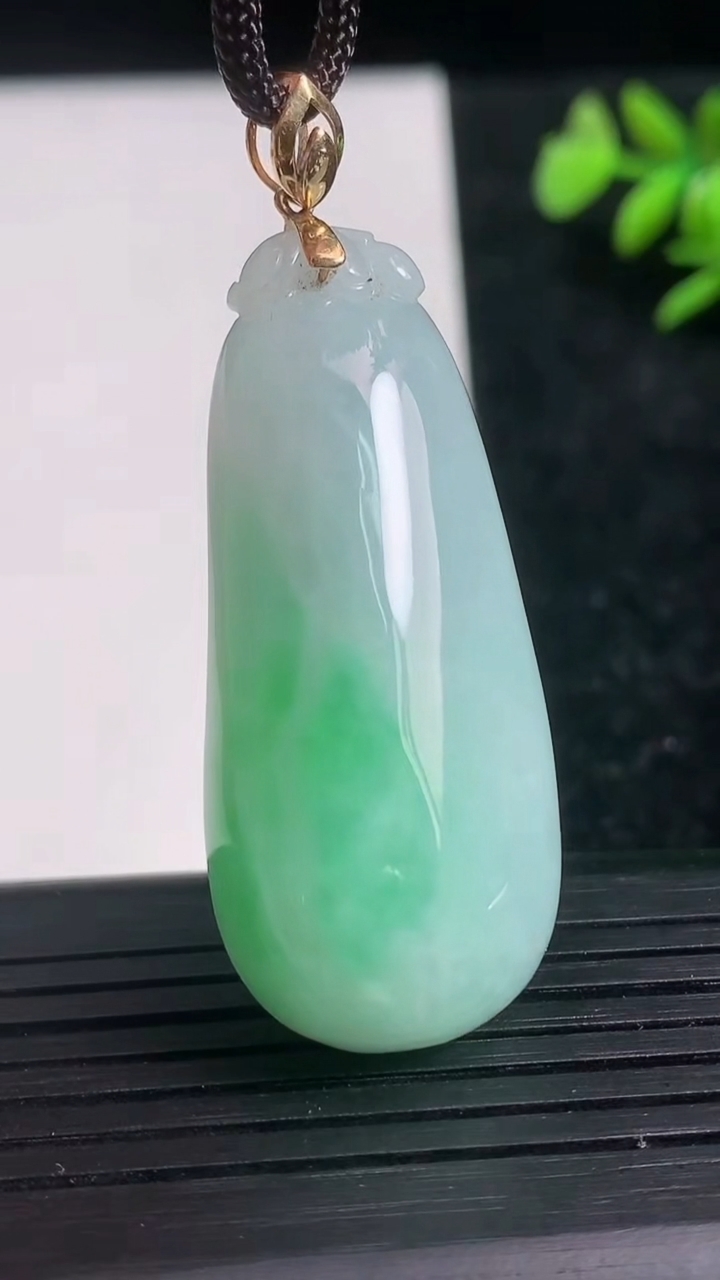 天然A货翡翠福瓜吊坠尺寸45.8-20.2-11.4重量:20.00g
3月21日