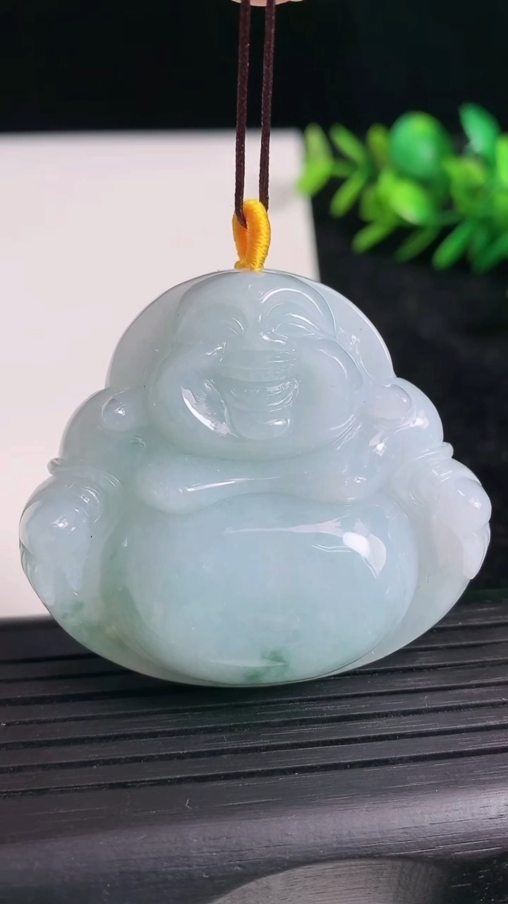 天然A货翡翠飘花佛公吊坠尺寸44.2-49.4-11.5重量:40.40g
3月21日