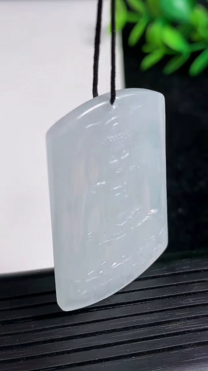 天然A货翡翠大日如来吊坠尺寸39.7-26.4-3.8重量:11.37g
3月21日