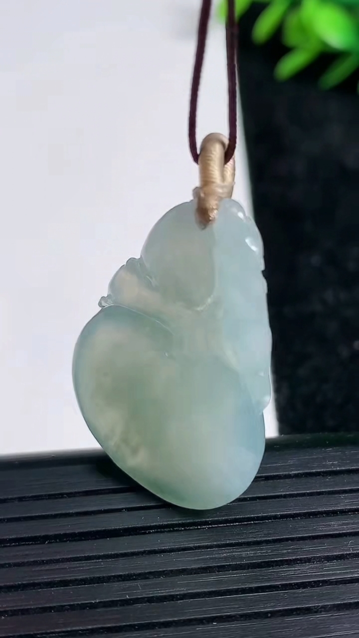 天然A货翡翠寿桃吊坠尺寸33.5-21.9-4.9重量:6.86g
3月21日
