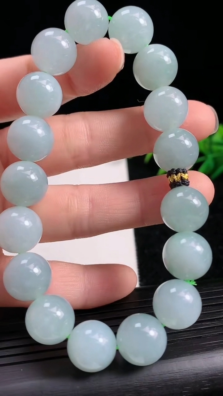 天然A货翡翠圆珠手串尺寸11.4-17颗重量:48.74g3月21日
工厂直销收藏佳品,种好水足，色泽均匀，有种有色，上手高大气！