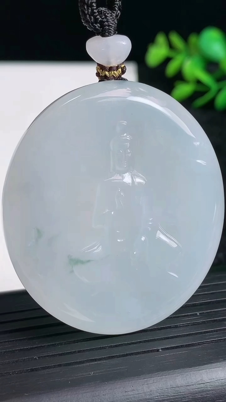 天然A货翡翠种飘花观音菩萨吊坠尺寸50.4-45.8-7.6重量:46.47g
3月21日