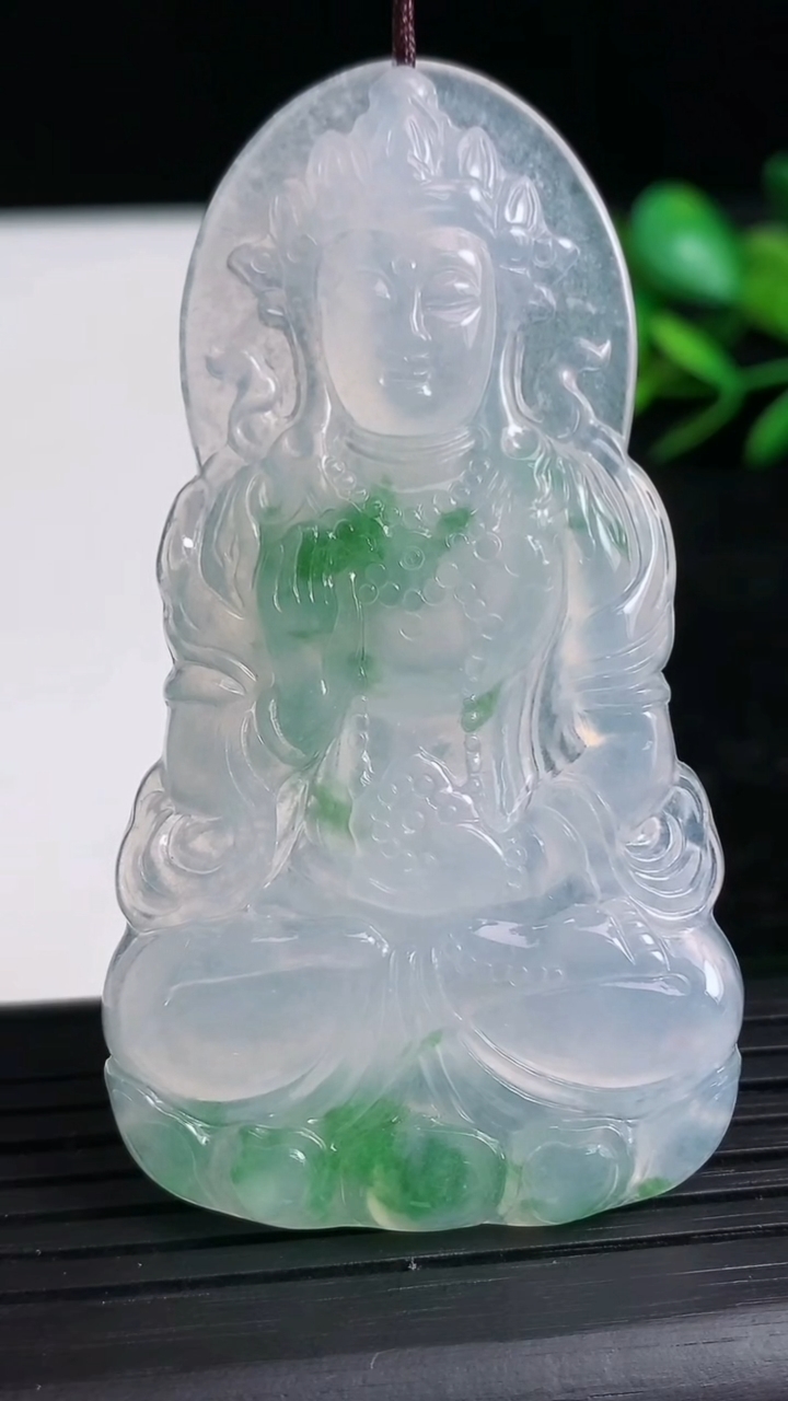 天然A货翡翠度母观音吊坠尺寸66.8-37.1-5.1重量:22.96g
3月21日