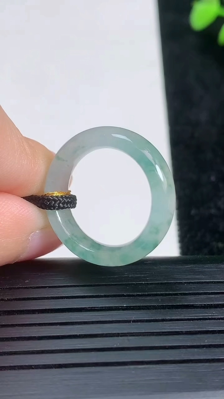 天然A货翡翠冰种飘花指环戒指尺寸16.6-5.5-3重量:3.54g2026年3月21日
工厂直销收