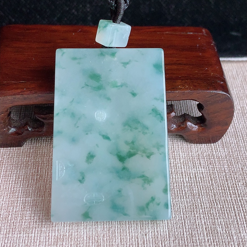 天然A货翡翠飘花无事牌吊坠 
尺寸53-35.6-5.8mm 重量40.44g 0320